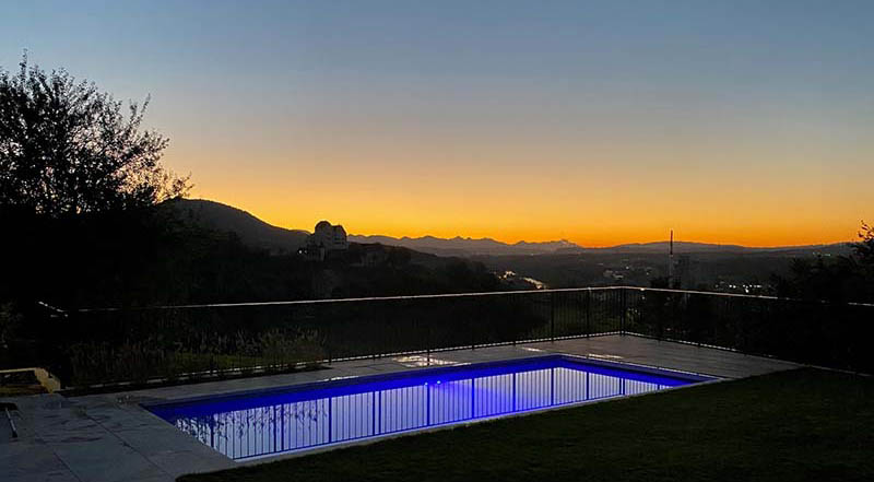 Sonnenuntergang am Pool: Referenz Kundenfoto Scheibler-Gartenbau